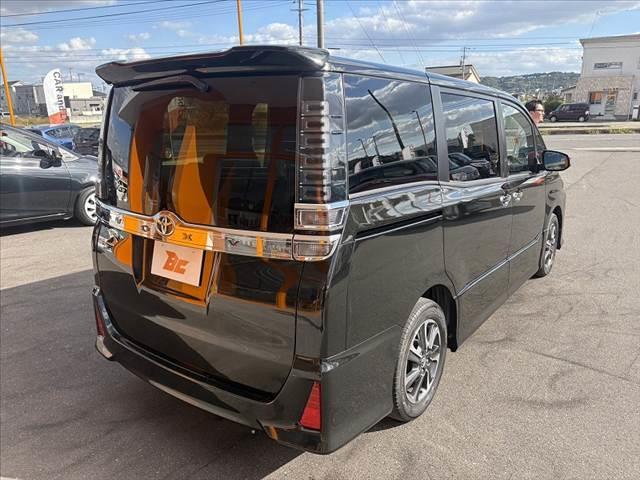 ヴォクシー 　禁煙　７人乗り　９インチナビ　１０．１インチフリップダウンモニター　フルセグＴＶ　Ｂカメラ　ＢＴ　ＤＶＤ再生　両電スラドア　セーフティセンス　クルコン　ドラレコ　ビルトインＥＴＣ　オートＬＥＤヘッド（15枚目）