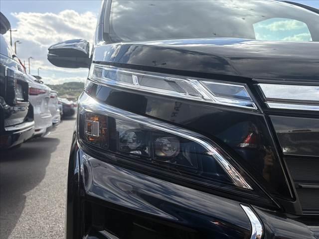 ヴォクシー 　禁煙　７人乗り　９インチナビ　１０．１インチフリップダウンモニター　フルセグＴＶ　Ｂカメラ　ＢＴ　ＤＶＤ再生　両電スラドア　セーフティセンス　クルコン　ドラレコ　ビルトインＥＴＣ　オートＬＥＤヘッド（38枚目）