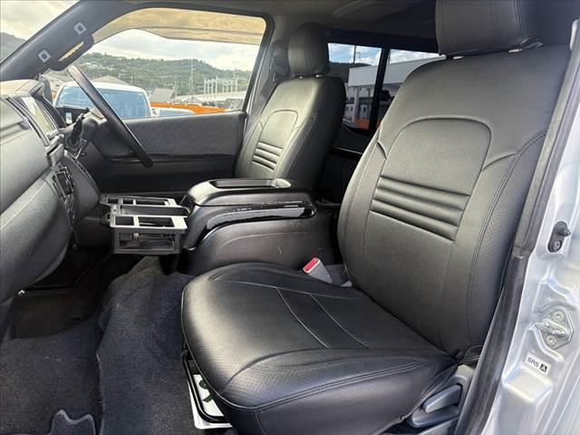 ハイエースバン ロングスーパーＧＬ　社外ナビ　地デジ　両面スライド　荷室ベットキット　ヒッチメンバー　キーレスキー　バックカメラ　リアクーラー　リアヒーター　大型センターコンソール　オートライト　フロントフォグ　運転席ＳＲＳエアバック（18枚目）