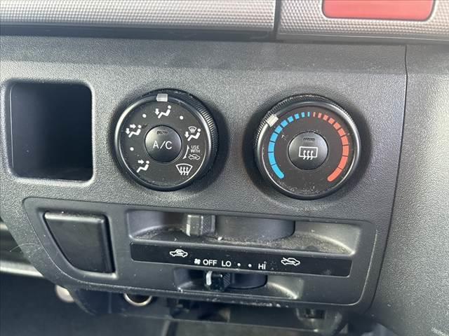 ハイエースバン ロングスーパーＧＬ　社外ナビ　地デジ　両面スライド　荷室ベットキット　ヒッチメンバー　キーレスキー　バックカメラ　リアクーラー　リアヒーター　大型センターコンソール　オートライト　フロントフォグ　運転席ＳＲＳエアバック（24枚目）