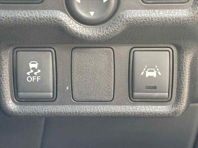 ノート ｅ－パワー　メダリスト　純正フルセグナビ　アラビュー　ＬＥＤヘッドライト　インテリジェントエマージェンシーブレーキ　ＥＴＣ　スマートキー　純正１５インチアルミ　合皮コンビシート　アームレスト　Ｐガ　ラス　フォグランプ（6枚目）