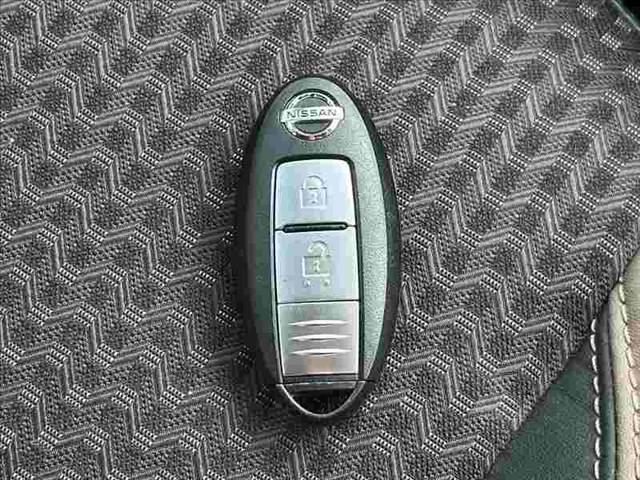 ノート ｅ－パワー　メダリスト　純正フルセグナビ　アラビュー　ＬＥＤヘッドライト　インテリジェントエマージェンシーブレーキ　ＥＴＣ　スマートキー　純正１５インチアルミ　合皮コンビシート　アームレスト　Ｐガ　ラス　フォグランプ（7枚目）