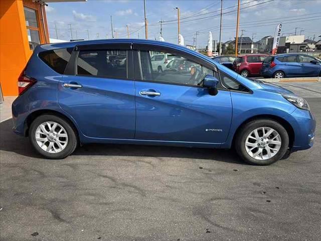 ノート ｅ－パワー　メダリスト　純正フルセグナビ　アラビュー　ＬＥＤヘッドライト　インテリジェントエマージェンシーブレーキ　ＥＴＣ　スマートキー　純正１５インチアルミ　合皮コンビシート　アームレスト　Ｐガ　ラス　フォグランプ（11枚目）