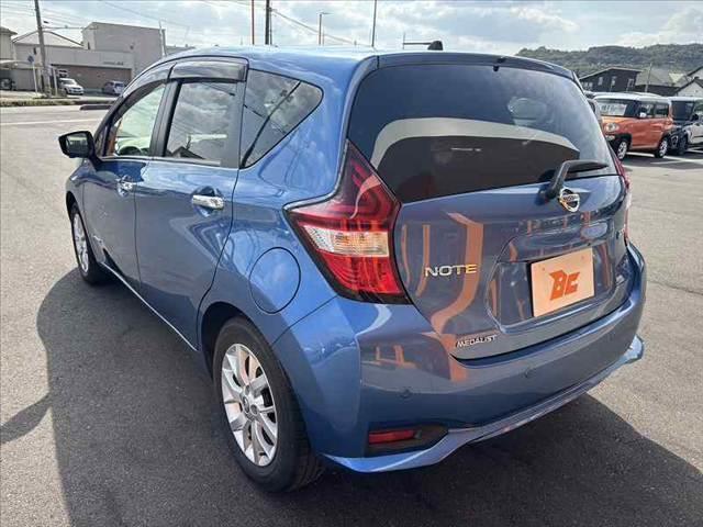 ノート ｅ－パワー　メダリスト　純正フルセグナビ　アラビュー　ＬＥＤヘッドライト　インテリジェントエマージェンシーブレーキ　ＥＴＣ　スマートキー　純正１５インチアルミ　合皮コンビシート　アームレスト　Ｐガ　ラス　フォグランプ（13枚目）