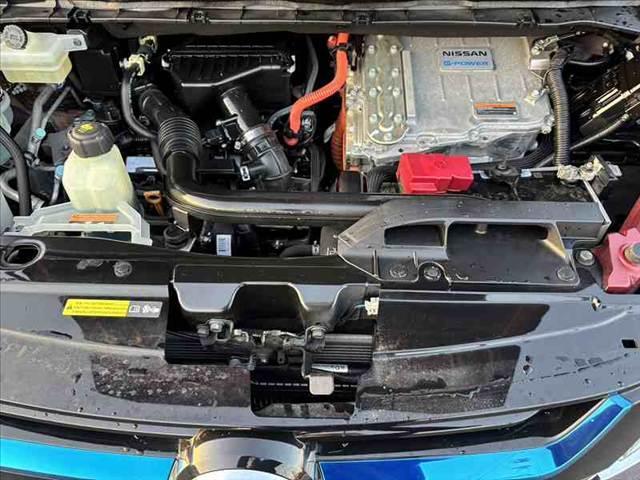 セレナ e-パワー XV 禁煙 車検整備付 エマブレ 両側電動スライド 車線逸脱警報 クリアランスソナー クルコン バックテーブル シートヒーター スマートキー プッシュスタート 革巻きステア バックテーブル(42枚目)