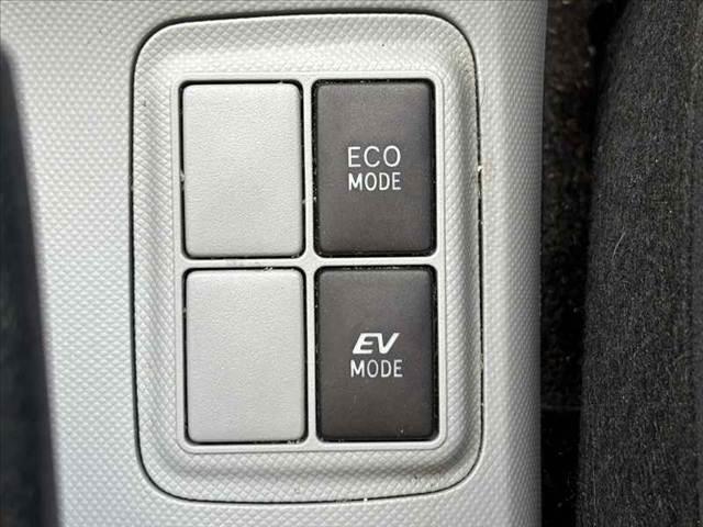 アクア Ｓ　禁煙　車検整備付　純正ナビ　バックカメラ　ステリモ　スマートキー　Ｂｌｕｅｔｏｏｔｈ　ＴＶ　プライバシーガラス　オートエアコン　テレスコ　シートバックポケット　ＳＲＳ　電格ミラー　オートライト（5枚目）