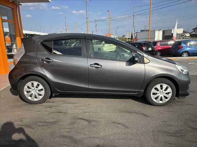 アクア Ｓ　禁煙　車検整備付　純正ナビ　バックカメラ　ステリモ　スマートキー　Ｂｌｕｅｔｏｏｔｈ　ＴＶ　プライバシーガラス　オートエアコン　テレスコ　シートバックポケット　ＳＲＳ　電格ミラー　オートライト（11枚目）