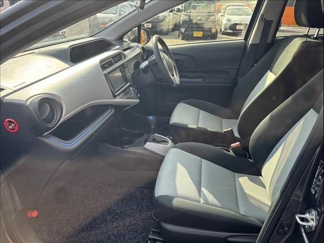 アクア Ｓ　禁煙　車検整備付　純正ナビ　バックカメラ　ステリモ　スマートキー　Ｂｌｕｅｔｏｏｔｈ　ＴＶ　プライバシーガラス　オートエアコン　テレスコ　シートバックポケット　ＳＲＳ　電格ミラー　オートライト（18枚目）