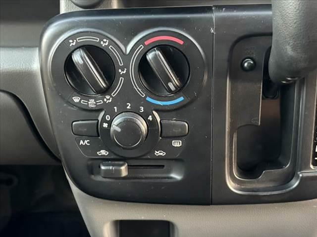 NV100クリッパーバン DX 禁煙 車検整備付 ハイルーフ 4WD CDデッキ ETC キーレス プライバシーガラス エアコン ABS 一体可倒式シート 塩ビシート アシストグリップ オーバーヘッドシェルフ ヒルスタートアシスト(4枚目)