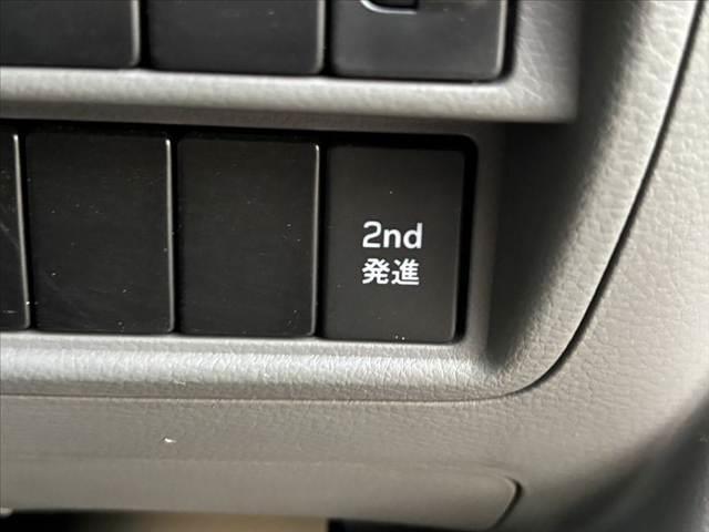 NV100クリッパーバン DX 禁煙 車検整備付 ハイルーフ 4WD CDデッキ ETC キーレス プライバシーガラス エアコン ABS 一体可倒式シート 塩ビシート アシストグリップ オーバーヘッドシェルフ ヒルスタートアシスト(5枚目)