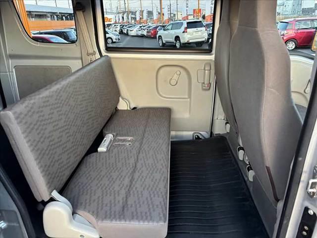 NV100クリッパーバン DX 禁煙 車検整備付 ハイルーフ 4WD CDデッキ ETC キーレス プライバシーガラス エアコン ABS 一体可倒式シート 塩ビシート アシストグリップ オーバーヘッドシェルフ ヒルスタートアシスト(17枚目)