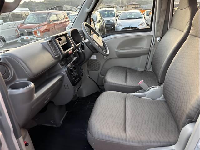 NV100クリッパーバン DX 禁煙 車検整備付 ハイルーフ 4WD CDデッキ ETC キーレス プライバシーガラス エアコン ABS 一体可倒式シート 塩ビシート アシストグリップ オーバーヘッドシェルフ ヒルスタートアシスト(18枚目)