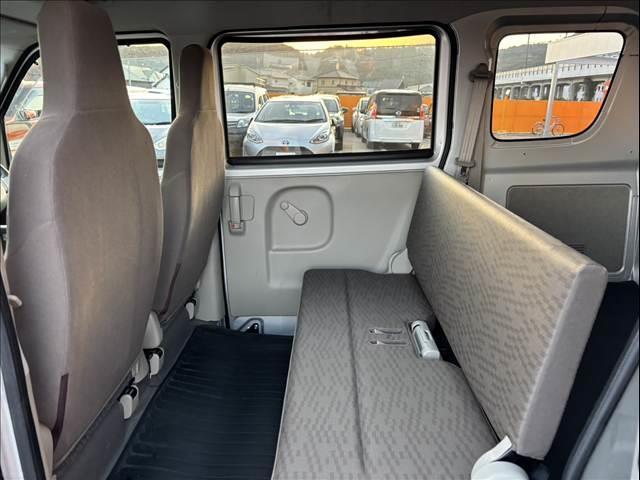 NV100クリッパーバン DX 禁煙 車検整備付 ハイルーフ 4WD CDデッキ ETC キーレス プライバシーガラス エアコン ABS 一体可倒式シート 塩ビシート アシストグリップ オーバーヘッドシェルフ ヒルスタートアシスト(19枚目)