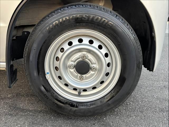 NV100クリッパーバン DX 禁煙 車検整備付 ハイルーフ 4WD CDデッキ ETC キーレス プライバシーガラス エアコン ABS 一体可倒式シート 塩ビシート アシストグリップ オーバーヘッドシェルフ ヒルスタートアシスト(30枚目)