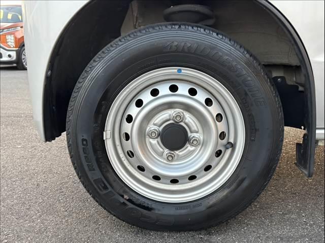 NV100クリッパーバン DX 禁煙 車検整備付 ハイルーフ 4WD CDデッキ ETC キーレス プライバシーガラス エアコン ABS 一体可倒式シート 塩ビシート アシストグリップ オーバーヘッドシェルフ ヒルスタートアシスト(31枚目)