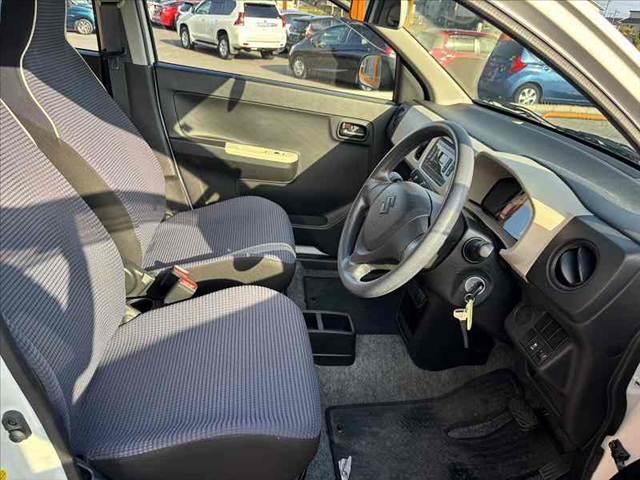 アルト F 禁煙 車検整備付き 純正オーディオ キーレス スペアキー マニュアルエアコン ACソケット フロアマット ドアバイザー SRSエアバッグ ふらつき防止 ヘッドライトレベライザー 純正ホイールキャップ(16枚目)