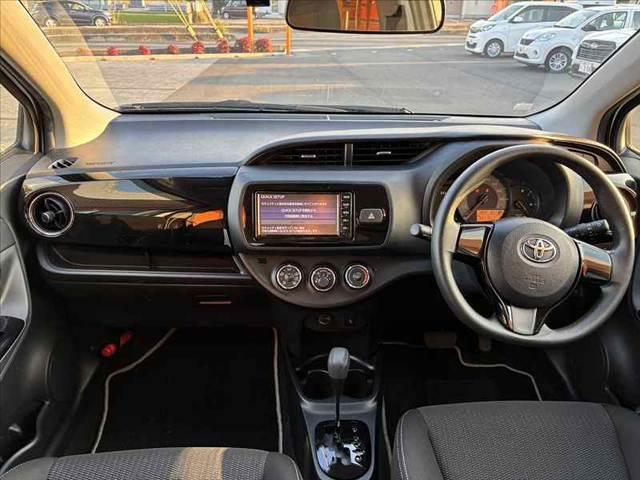 ヴィッツ Ｆ　セーフティーエディションＩＩＩ　禁煙　車検整備付　後期　純正ナビ　地デジＴＶ　バックカメラ　Ｂｌｕｅｔｏｏｔｈ　ビルトインＥＴＣ　オートＬＥＤヘッド　フォグ　スマートキー　Ｐスタート　セーフティセンス　オートハイビーム　Ｐガラス（2枚目）