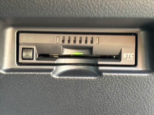 ヴィッツ Ｆ　セーフティーエディションＩＩＩ　禁煙　車検整備付　後期　純正ナビ　地デジＴＶ　バックカメラ　Ｂｌｕｅｔｏｏｔｈ　ビルトインＥＴＣ　オートＬＥＤヘッド　フォグ　スマートキー　Ｐスタート　セーフティセンス　オートハイビーム　Ｐガラス（6枚目）