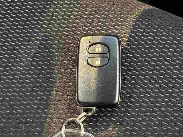 ヴィッツ Ｆ　セーフティーエディションＩＩＩ　禁煙　車検整備付　後期　純正ナビ　地デジＴＶ　バックカメラ　Ｂｌｕｅｔｏｏｔｈ　ビルトインＥＴＣ　オートＬＥＤヘッド　フォグ　スマートキー　Ｐスタート　セーフティセンス　オートハイビーム　Ｐガラス（7枚目）