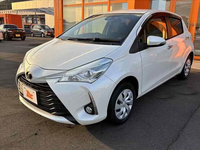 ヴィッツ Ｆ　セーフティーエディションＩＩＩ　禁煙　車検整備付　後期　純正ナビ　地デジＴＶ　バックカメラ　Ｂｌｕｅｔｏｏｔｈ　ビルトインＥＴＣ　オートＬＥＤヘッド　フォグ　スマートキー　Ｐスタート　セーフティセンス　オートハイビーム　Ｐガラス（10枚目）