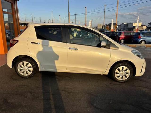 ヴィッツ Ｆ　セーフティーエディションＩＩＩ　禁煙　車検整備付　後期　純正ナビ　地デジＴＶ　バックカメラ　Ｂｌｕｅｔｏｏｔｈ　ビルトインＥＴＣ　オートＬＥＤヘッド　フォグ　スマートキー　Ｐスタート　セーフティセンス　オートハイビーム　Ｐガラス（11枚目）