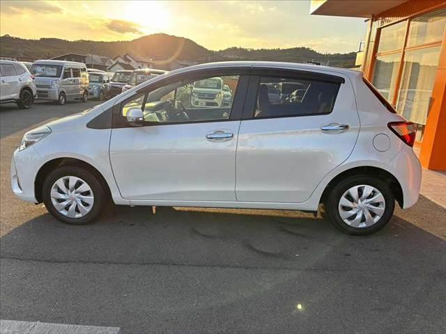 ヴィッツ Ｆ　セーフティーエディションＩＩＩ　禁煙　車検整備付　後期　純正ナビ　地デジＴＶ　バックカメラ　Ｂｌｕｅｔｏｏｔｈ　ビルトインＥＴＣ　オートＬＥＤヘッド　フォグ　スマートキー　Ｐスタート　セーフティセンス　オートハイビーム　Ｐガラス（12枚目）