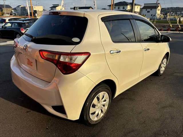 ヴィッツ Ｆ　セーフティーエディションＩＩＩ　禁煙　車検整備付　後期　純正ナビ　地デジＴＶ　バックカメラ　Ｂｌｕｅｔｏｏｔｈ　ビルトインＥＴＣ　オートＬＥＤヘッド　フォグ　スマートキー　Ｐスタート　セーフティセンス　オートハイビーム　Ｐガラス（15枚目）