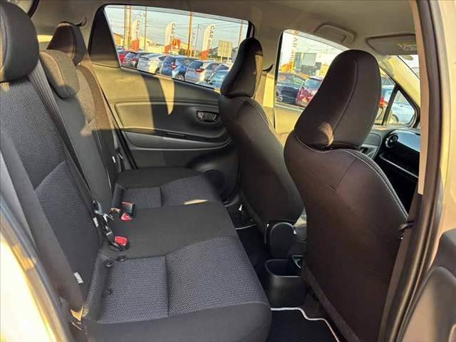 ヴィッツ Ｆ　セーフティーエディションＩＩＩ　禁煙　車検整備付　後期　純正ナビ　地デジＴＶ　バックカメラ　Ｂｌｕｅｔｏｏｔｈ　ビルトインＥＴＣ　オートＬＥＤヘッド　フォグ　スマートキー　Ｐスタート　セーフティセンス　オートハイビーム　Ｐガラス（17枚目）