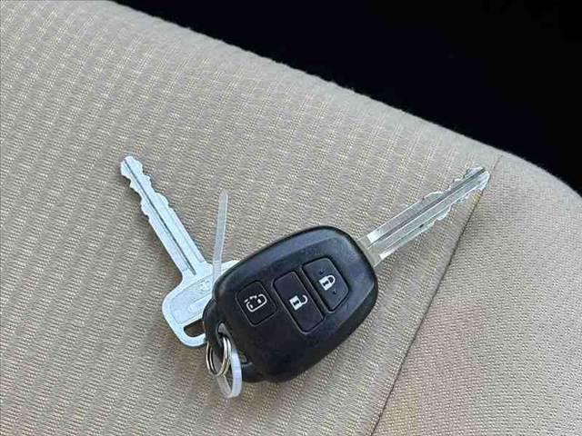 ノア Ｘ　禁煙　車検整備付　セーフティセンスＣ　７人　電動スライドドア　純正フルセグナビ　バックカメラ　ＥＴＣ　キーレス　スペアキー　Ｂｌｕｅｔｏｏｔｈ　ＤＶＤ再生　ＬＥＤ　ステリモ　オートエアコン（7枚目）