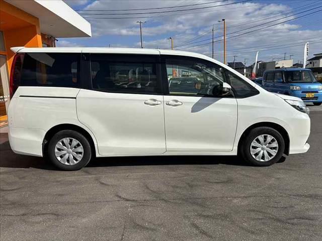 ノア Ｘ　禁煙　車検整備付　セーフティセンスＣ　７人　電動スライドドア　純正フルセグナビ　バックカメラ　ＥＴＣ　キーレス　スペアキー　Ｂｌｕｅｔｏｏｔｈ　ＤＶＤ再生　ＬＥＤ　ステリモ　オートエアコン（11枚目）