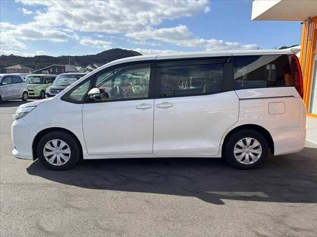 ノア Ｘ　禁煙　車検整備付　セーフティセンスＣ　７人　電動スライドドア　純正フルセグナビ　バックカメラ　ＥＴＣ　キーレス　スペアキー　Ｂｌｕｅｔｏｏｔｈ　ＤＶＤ再生　ＬＥＤ　ステリモ　オートエアコン（12枚目）