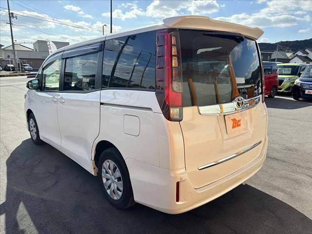 ノア Ｘ　禁煙　車検整備付　セーフティセンスＣ　７人　電動スライドドア　純正フルセグナビ　バックカメラ　ＥＴＣ　キーレス　スペアキー　Ｂｌｕｅｔｏｏｔｈ　ＤＶＤ再生　ＬＥＤ　ステリモ　オートエアコン（13枚目）