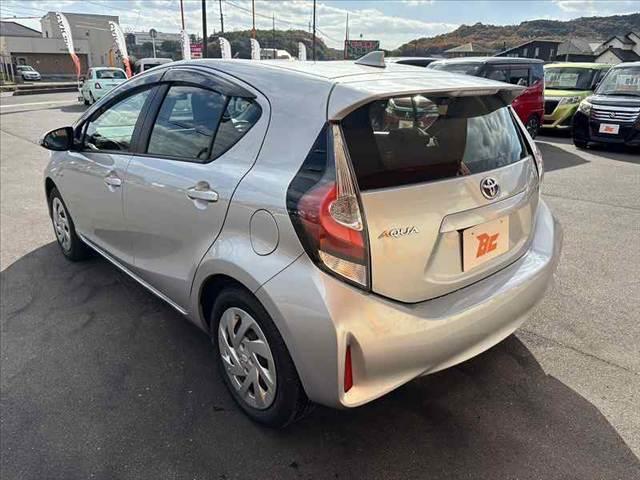 アクア Ｌ　後期　禁煙　車検整備付　セーフティセンス　ナビ　ＴＶ　バックカメラ　Ｂｌｕｅｔｏｏｔｈ　ＥＴＣ　オートハイビーム　オートエアコン　横滑り防止　キーレス　電格ミラー　チルトステアリング　バニティミラー（13枚目）