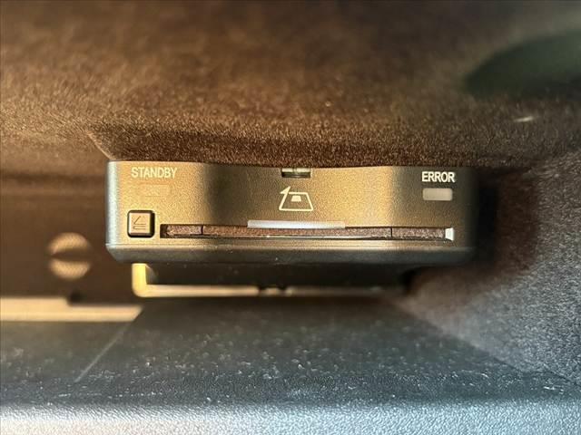 Ｃクラス Ｃ２００アバンギャルド　ＡＭＧライン　禁煙１１．９型ナビ　パノラミックルーフ　全方位カメラ　ブルメスターサウンド　黒革シート　レーダーセーフティ　メモリ付きＰシート　パワートランク　スマートキー　ＢＳＭ　レーンキープ　ＬＥＤ（26枚目）