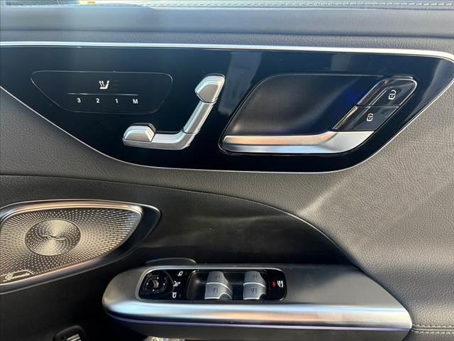 Ｃクラス Ｃ２００アバンギャルド　ＡＭＧライン　禁煙１１．９型ナビ　パノラミックルーフ　全方位カメラ　ブルメスターサウンド　黒革シート　レーダーセーフティ　メモリ付きＰシート　パワートランク　スマートキー　ＢＳＭ　レーンキープ　ＬＥＤ（31枚目）