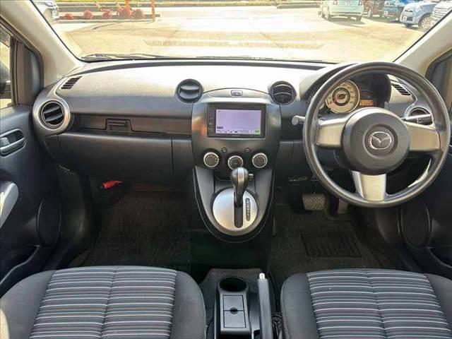 デミオ １３Ｃ－Ｖ　ＨＩＤエディション　禁煙　社外ナビ　地デジ　バックカメラ　Ｂｌｕｅｔｏｏｔｈ　ＨＩＤヘッド　ＥＴＣ　オートライト　レインセンサーワイパー　スマートキー　フロントフォグ　１６インチアルミ　プライバシーガラス　ＤＶＤ再生（2枚目）