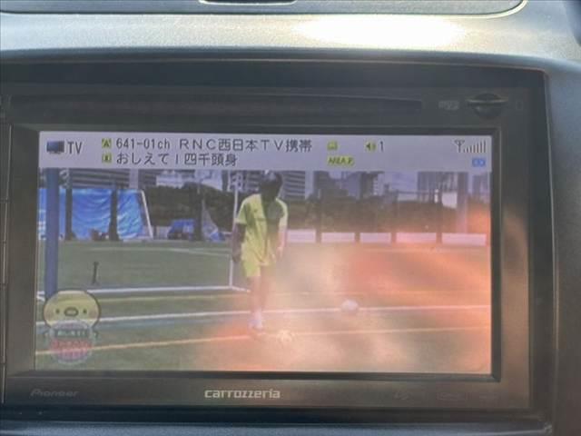 デミオ １３Ｃ－Ｖ　ＨＩＤエディション　禁煙　社外ナビ　地デジ　バックカメラ　Ｂｌｕｅｔｏｏｔｈ　ＨＩＤヘッド　ＥＴＣ　オートライト　レインセンサーワイパー　スマートキー　フロントフォグ　１６インチアルミ　プライバシーガラス　ＤＶＤ再生（4枚目）