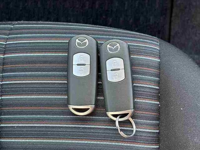 デミオ １３Ｃ－Ｖ　ＨＩＤエディション　禁煙　社外ナビ　地デジ　バックカメラ　Ｂｌｕｅｔｏｏｔｈ　ＨＩＤヘッド　ＥＴＣ　オートライト　レインセンサーワイパー　スマートキー　フロントフォグ　１６インチアルミ　プライバシーガラス　ＤＶＤ再生（7枚目）