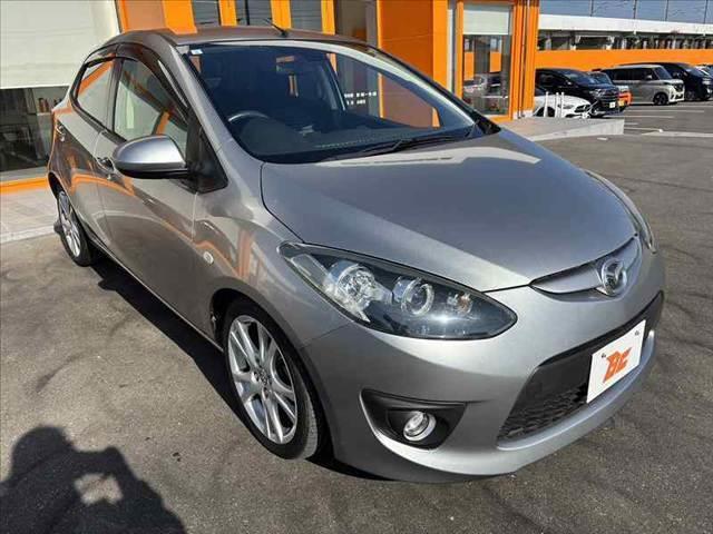 デミオ １３Ｃ－Ｖ　ＨＩＤエディション　禁煙　社外ナビ　地デジ　バックカメラ　Ｂｌｕｅｔｏｏｔｈ　ＨＩＤヘッド　ＥＴＣ　オートライト　レインセンサーワイパー　スマートキー　フロントフォグ　１６インチアルミ　プライバシーガラス　ＤＶＤ再生（8枚目）