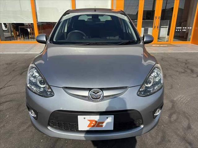 デミオ １３Ｃ－Ｖ　ＨＩＤエディション　禁煙　社外ナビ　地デジ　バックカメラ　Ｂｌｕｅｔｏｏｔｈ　ＨＩＤヘッド　ＥＴＣ　オートライト　レインセンサーワイパー　スマートキー　フロントフォグ　１６インチアルミ　プライバシーガラス　ＤＶＤ再生（9枚目）