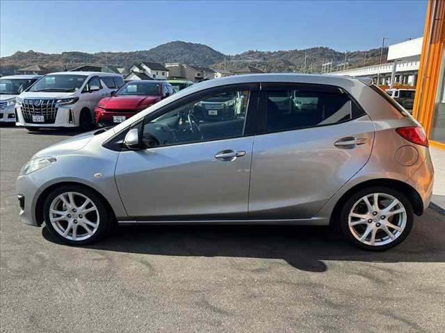 デミオ １３Ｃ－Ｖ　ＨＩＤエディション　禁煙　社外ナビ　地デジ　バックカメラ　Ｂｌｕｅｔｏｏｔｈ　ＨＩＤヘッド　ＥＴＣ　オートライト　レインセンサーワイパー　スマートキー　フロントフォグ　１６インチアルミ　プライバシーガラス　ＤＶＤ再生（12枚目）