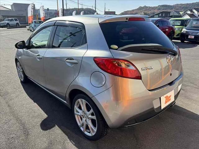 デミオ １３Ｃ－Ｖ　ＨＩＤエディション　禁煙　社外ナビ　地デジ　バックカメラ　Ｂｌｕｅｔｏｏｔｈ　ＨＩＤヘッド　ＥＴＣ　オートライト　レインセンサーワイパー　スマートキー　フロントフォグ　１６インチアルミ　プライバシーガラス　ＤＶＤ再生（13枚目）