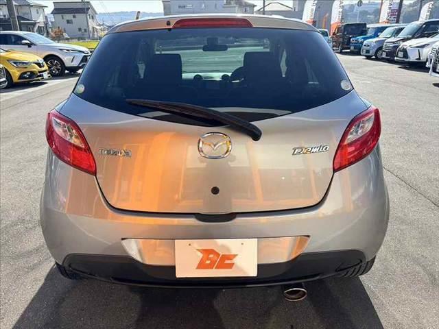 デミオ １３Ｃ－Ｖ　ＨＩＤエディション　禁煙　社外ナビ　地デジ　バックカメラ　Ｂｌｕｅｔｏｏｔｈ　ＨＩＤヘッド　ＥＴＣ　オートライト　レインセンサーワイパー　スマートキー　フロントフォグ　１６インチアルミ　プライバシーガラス　ＤＶＤ再生（14枚目）