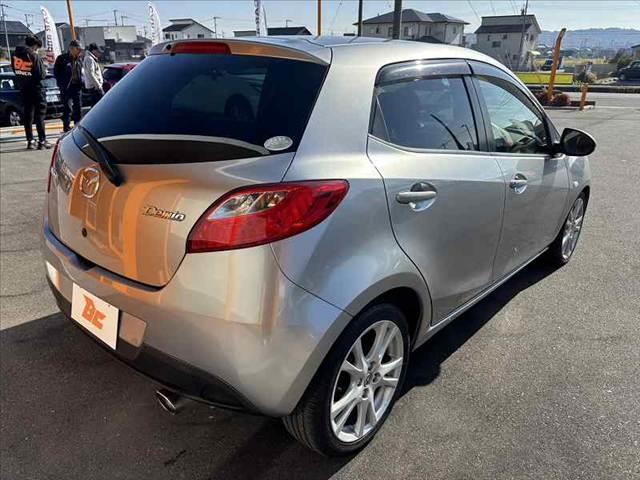 デミオ １３Ｃ－Ｖ　ＨＩＤエディション　禁煙　社外ナビ　地デジ　バックカメラ　Ｂｌｕｅｔｏｏｔｈ　ＨＩＤヘッド　ＥＴＣ　オートライト　レインセンサーワイパー　スマートキー　フロントフォグ　１６インチアルミ　プライバシーガラス　ＤＶＤ再生（15枚目）