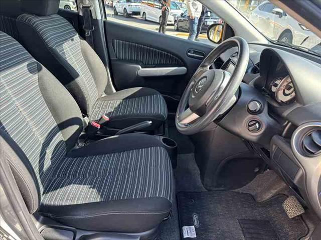 デミオ １３Ｃ－Ｖ　ＨＩＤエディション　禁煙　社外ナビ　地デジ　バックカメラ　Ｂｌｕｅｔｏｏｔｈ　ＨＩＤヘッド　ＥＴＣ　オートライト　レインセンサーワイパー　スマートキー　フロントフォグ　１６インチアルミ　プライバシーガラス　ＤＶＤ再生（16枚目）