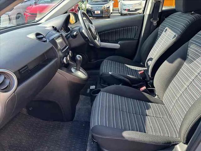 デミオ １３Ｃ－Ｖ　ＨＩＤエディション　禁煙　社外ナビ　地デジ　バックカメラ　Ｂｌｕｅｔｏｏｔｈ　ＨＩＤヘッド　ＥＴＣ　オートライト　レインセンサーワイパー　スマートキー　フロントフォグ　１６インチアルミ　プライバシーガラス　ＤＶＤ再生（18枚目）