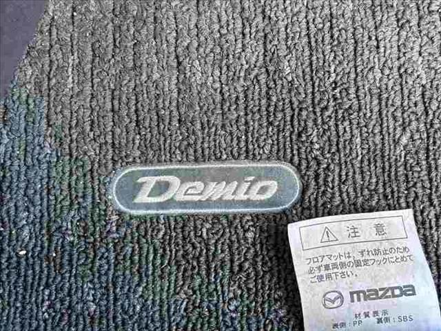 デミオ １３Ｃ－Ｖ　ＨＩＤエディション　禁煙　社外ナビ　地デジ　バックカメラ　Ｂｌｕｅｔｏｏｔｈ　ＨＩＤヘッド　ＥＴＣ　オートライト　レインセンサーワイパー　スマートキー　フロントフォグ　１６インチアルミ　プライバシーガラス　ＤＶＤ再生（22枚目）