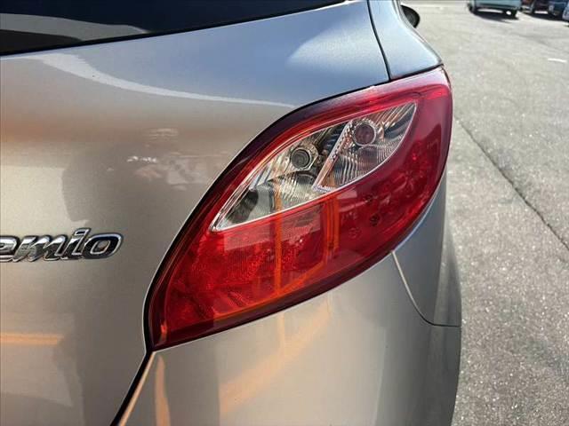 デミオ １３Ｃ－Ｖ　ＨＩＤエディション　禁煙　社外ナビ　地デジ　バックカメラ　Ｂｌｕｅｔｏｏｔｈ　ＨＩＤヘッド　ＥＴＣ　オートライト　レインセンサーワイパー　スマートキー　フロントフォグ　１６インチアルミ　プライバシーガラス　ＤＶＤ再生（30枚目）