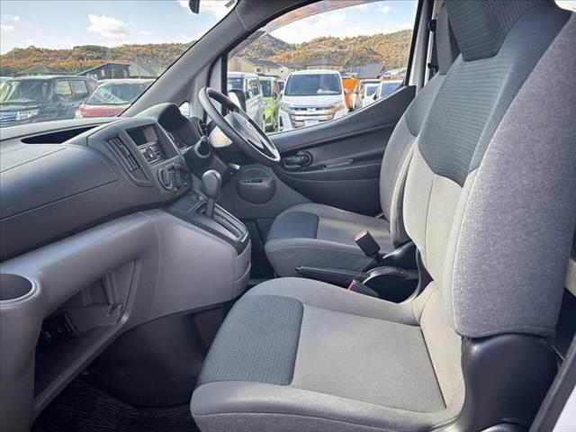 NV200バネットバン DX 禁煙 中期SC 両面スライドドア 純正オーディオ RADIO再生 キーレスキー F席パワーウィンドウ 横滑り防止装置 パワーステアリング フロアマット ドアバイザー SRS 2列目ベンチシート(18枚目)
