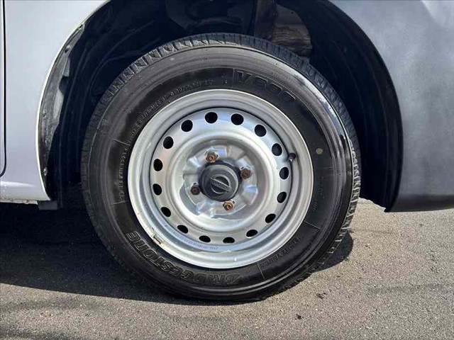 NV200バネットバン DX 禁煙 中期SC 両面スライドドア 純正オーディオ RADIO再生 キーレスキー F席パワーウィンドウ 横滑り防止装置 パワーステアリング フロアマット ドアバイザー SRS 2列目ベンチシート(30枚目)